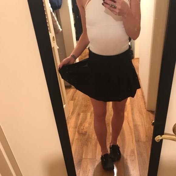 High Waisted Black Pleated Skirt with Zipper (S) - Picture 4 of 6